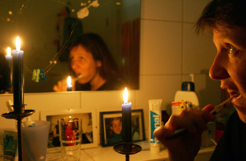 Stromausfall - Zähneputzen bei Kerzenschein