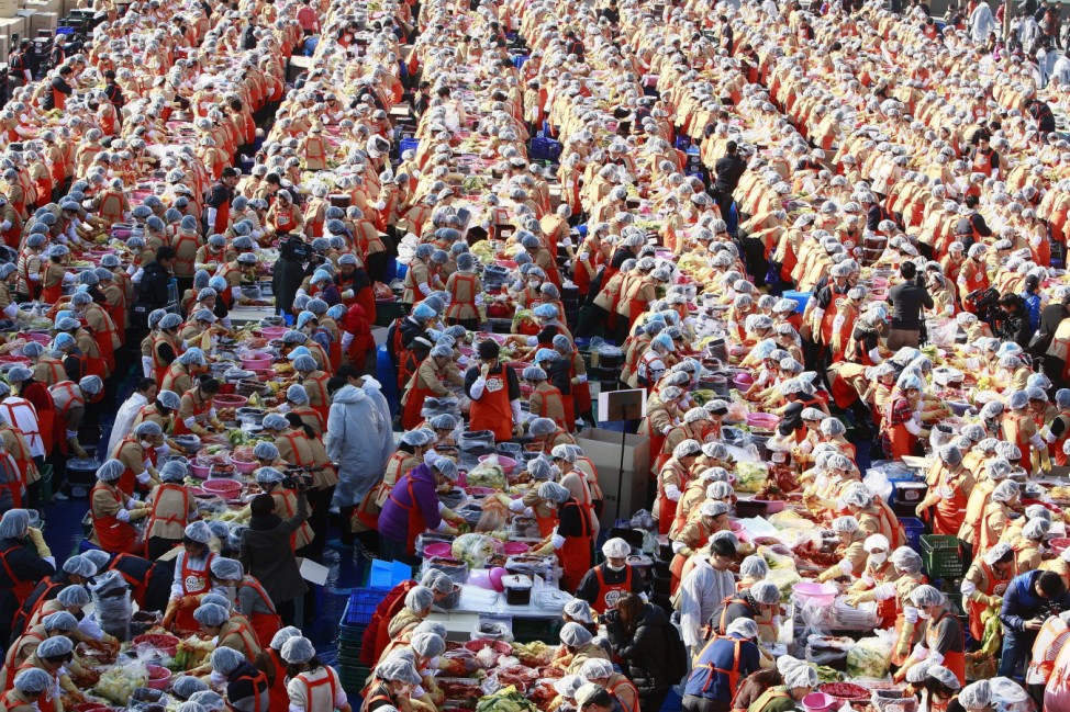 25,000 South Korean volunteers make Kimchi to help underprivilege
