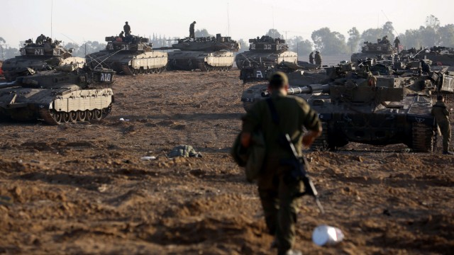 Nahostkonflikt: Nahe der Grenze zum Gazastreifen bereiten Israelische Soldaten Panzer auf einen möglichen Einsatz während einer Bodenoffensive vor.