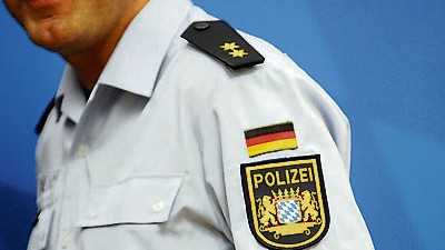 Bayerische Polizisten nach Afghanistan: Joachim Herrmanns Fingerzeig: Der Innenminister ist stolz darauf, dass künftig auch Polizisten der bayerischen Landespolizei mit weiß-blauem Wappen auf hellblauer Uniform in Afghanistan im Einsatz sein werden.