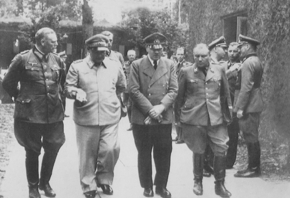 Wilhelm Keitel, Hermann Göring, Adolf Hitler, Martin Bormann in der Wolfsschanze, 1944