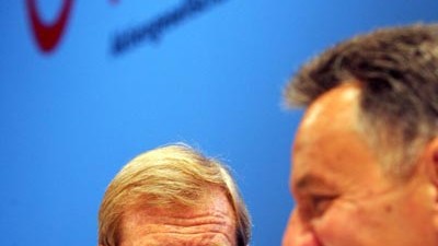 Wirtschaft kompakt: Kritiker werfen ihnen allzu große persönliche Nähe vor: Tui-Aufsichtsratschef Jürgen Krumnow (links) und Tui-Vorstandschef Michael Frenzel.