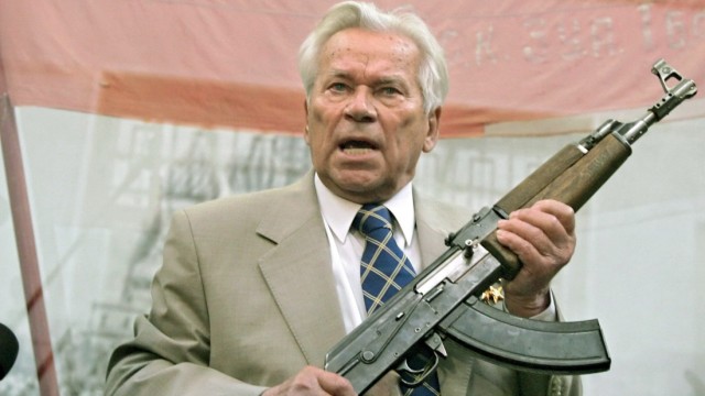 Waffenkonstrukteur Kalaschnikow feiert 60-jähriges Jubililäum der AK-47