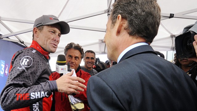 Dopingfall Lance Armstrong: Gegenseitige Wertschätzung bis zur Freundschaft: 2010 bei der Tour de France begrüßen sich der Radprofi Lance Armstrong  (l.) und der damalige französische Präsident Nicolas Sarkozy.