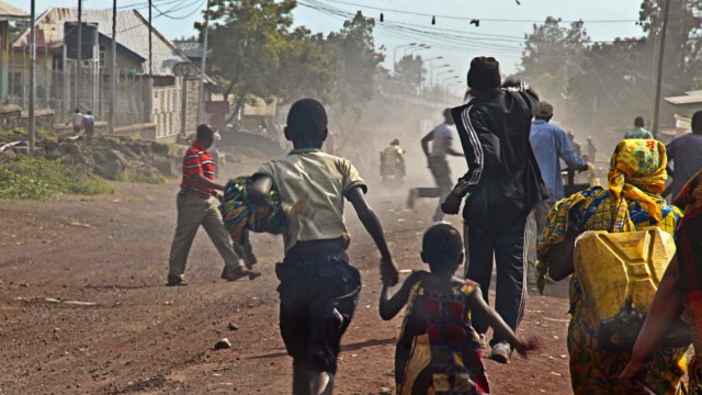 Gefechte im Kongo: Bewohner der Stadt Goma fliehen vor den Kämpfen zwischen den Regierungstruppen und den M23-Rebellen.