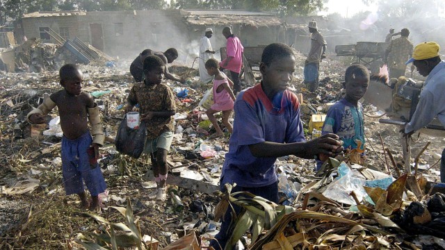Kinder arbeiten auf einer Müllkippe, 2004
