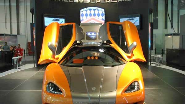 Dubai Motor Show: Dubai Motor Show: vergoldete Kühlerfiguren und der Ultimate Aero TT von Shelby Supercars, mit 412 km/h laut Guinness-Buch der Rekorde das weltweit schnellste Auto mit Straßenzulassung.