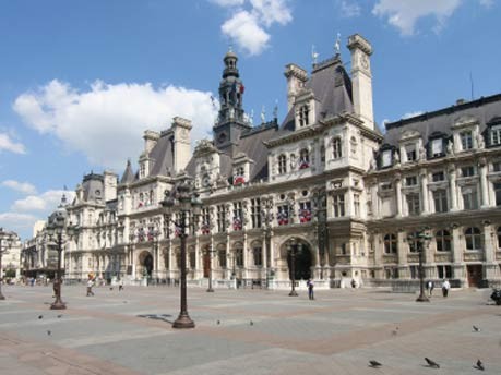 Hôtel de Ville in Paris ; iStock