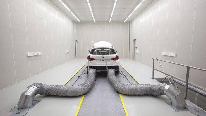 Automobilindustrie: Ein BMW X1 in der Testanlage einer Fabrik: SUVs stehen bei Umweltschützern besonders in der Kritik.