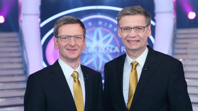 TV-Kritik "Wer wird Millionär?": Der doppelte Jauch. Moderator Günther Jauch (rechts im Bild) mit dem Parodisten Michael Kessler, der für "Switch" in die Rolle des TV-Moderators schlüpft.