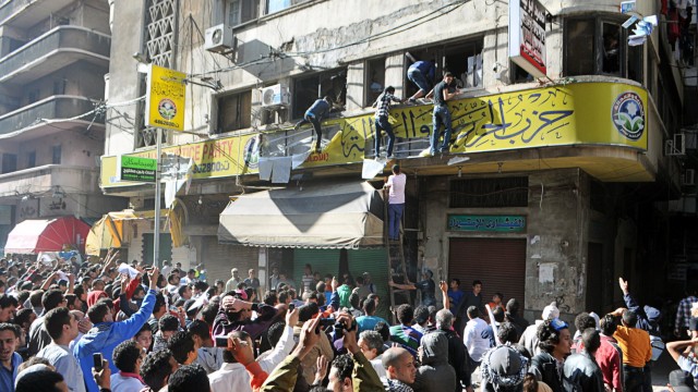 Proteste gegen ägyptischen Präsidenten Mursi: Gegner des agyptischen Präsidenten Mursi erstürmen in Alexandria ein Büro der aus den Muslimbrüdern hervorgegangenen Partei FJP.