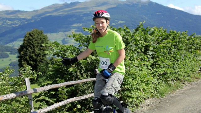 Erding: Mit dem Einrad auf Erfolgskurs: Anna-Lena Blaschke konnte erneut bei den Bayerischen und Deutschen Meisterschaften für Einradartistik in Neufahrn überzeugen. Hier ist sie mit einer Mountain-Bike-Variante des Einrads zu sehen.