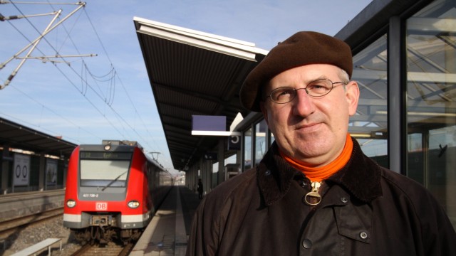 Peterhausen: Wie behält man als Pendler in diesen Tagen die Nerven? Indem man sich beschwert, sagt Bahnhofspate Josef Mittl.