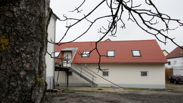 Schwarzbau entdeckt: Die beiden schwarz gebauten Wohnungen in einem ehemaligen Schweinestall auf dem Grund von Anton Frankl dürfen jetzt bezogen werden.