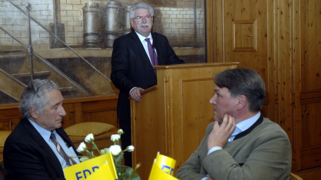 Erding: Wirtschaftsminister Martin Zeil sprach bei der FDP über die Schienenanbindung des Flughafens. Im Publikum unter anderem Peter Utz (links) und Rupert Lanzinger