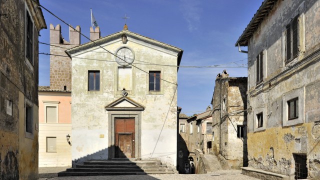 Reliquienverehrung in Italien: In der Dorfkirche von Calcata, Santissimo Nome di Gesù, Heiligster Name Jesu, wurde die Reliquie bis 1983 aufbewahrt.
