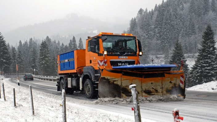 Wintereinbruch in Süddeutschland: Ein Schneepflug räumt am Donnerstag (29.11.12) am Spitzingsee bei Bayrischzell eine Strasse.