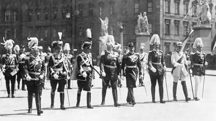 Kaiser Wilhelm II. auf dem Weg zur Paroleausgabe, 1913