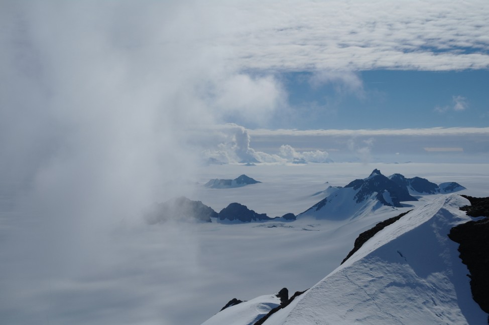 Sommerwolken über dem Staccato Peaks auf Alexander Island, Antarktis.