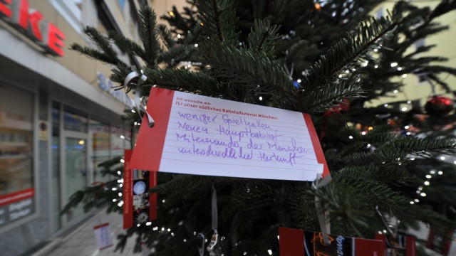Münchner Bahnhofsviertel: Der Verein südliches Bahnhofviertel hat einen Weihnachtsbaum in der Goethestrasse aufgestellt und Wunschzettel daran aufgehängt.