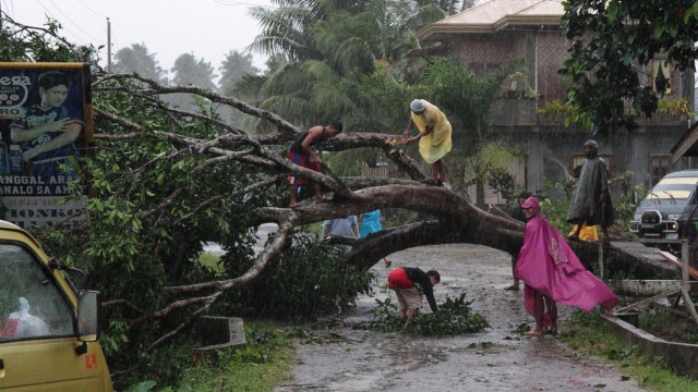 Typhoon Bopha hits southern Philippines