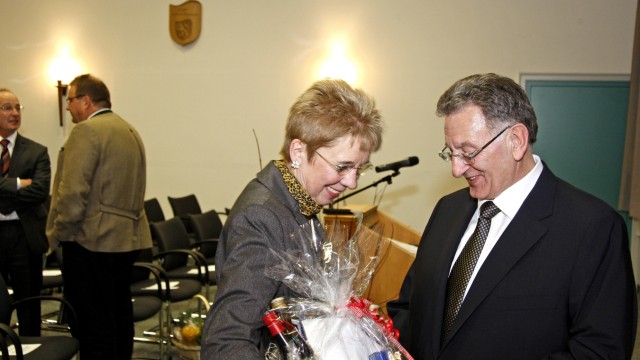 Helmut Forster wird 65 Jahre alt: Aus Geretsried war Bürgermeisterin Cornelia Irmer angereist, um ihrem Wolfratshauser Kollegen einen Geschenkkorb zu überbringen.