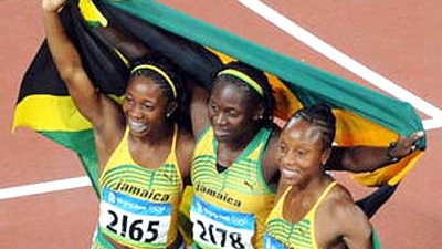 Jamaika-Sprinter: Jamaikas Sprintern (im Bild Shelly-Ann Fraser, Sherone Sympson und Kerron Stewart bei Olympia) droht ein Dopingskandal.