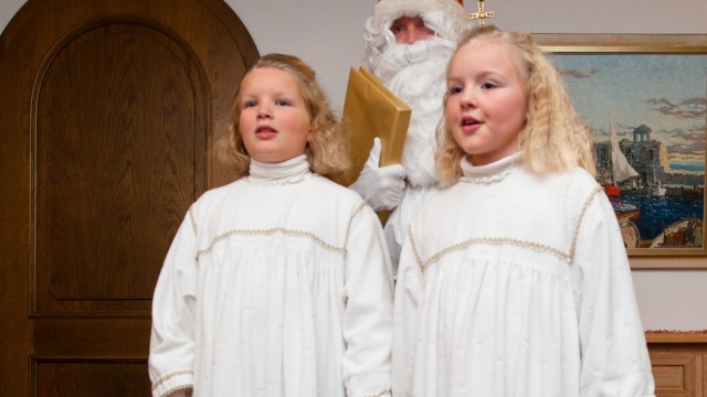 SZ-Serie: Der Adventsreportrer: Der Nikolaus bringt die Geschenke, die Engel Anna und Miriam sind auf der VdK Weihnachtsfeier auf der Kugler Alm für die Musik zuständig.