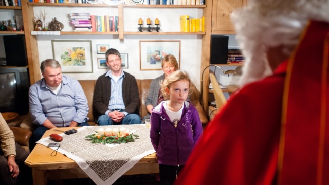 SZ-Serie: Der Adventsreportrer: Der Nikolaus ermahnt die Kinder, lobt sie aber auch.