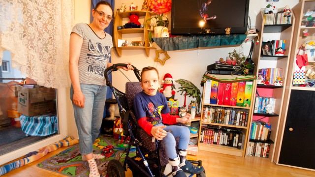 SZ-Adventskalender: Sebastian ist sieben Jahre alt. Seine Mutter Manuela P. muss ihn aber immer noch im Kinderwagen schieben, weil die Krankenkasse einen passenden Rollstuhl für den schwerstbehinderten Bub bislang verweigert hat.