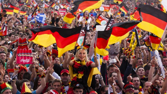 Fußball-EM 2020 in ganz Europa: Deutsche Fans: gemeinsam jubeln.