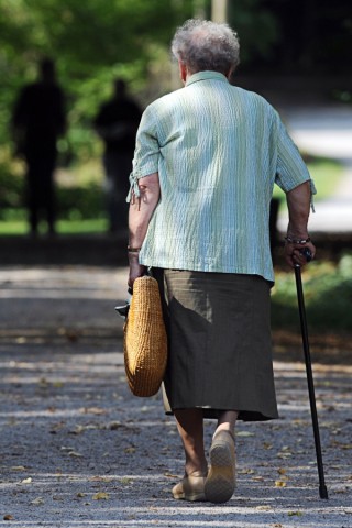 Eine Seniorin geht spazieren