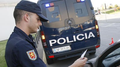 Eta-Anschlag auf Mallorca: Verschärfte Kontrollen nach dem Anschlag: Die mallorcinische Polizei überprüft die Papiere von Autofahrern.