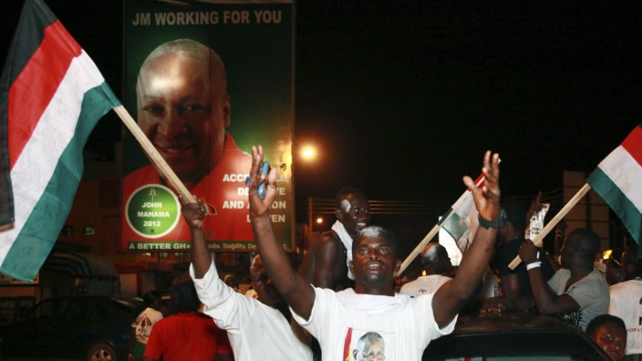 Präsidentschaftswahl in Ghana: Anhänger von Ghanas Präsident Mahama feiern den Wahlsieg.