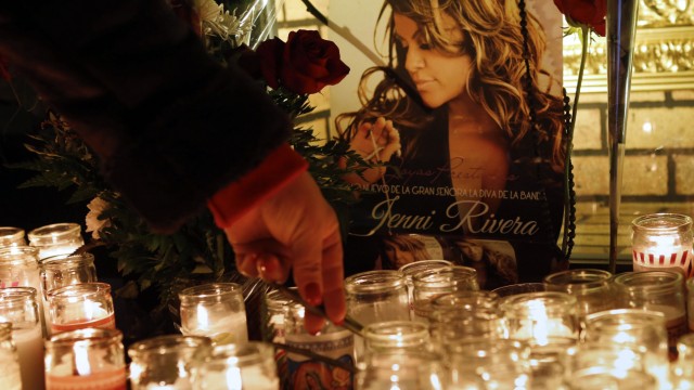 Mexiko: Trauer in Lynwood, Kalifornien: Zahlreiche Fans Riveras trauern um die beliebte Sängerin, legen Blumen nieder und zünden Kerzen an.