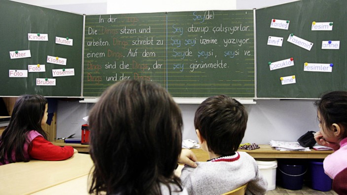 Zeitung: Schroeder fuer mehr tuerkische Schulen in Deutschland