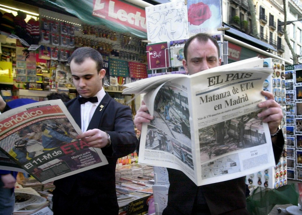 Tageszeitungen mit Sonderausgaben zu den Bombenanschlägen von Madrid, 2004