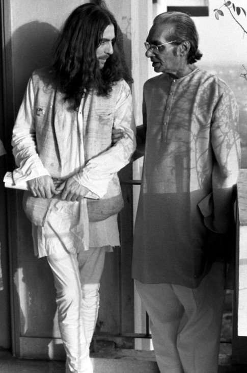 George Harrison besucht den indischen Sitar-Meister Ravi Shankar, 1972