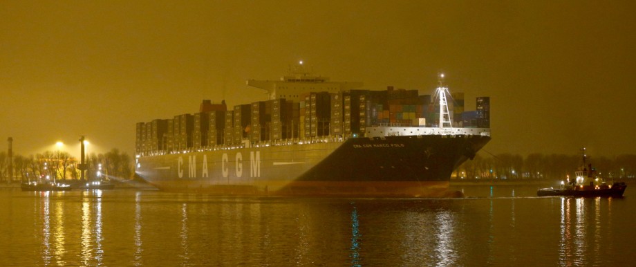 Weltgroesstes Containerschiff macht im Hamburger Hafen fest