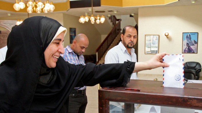 Ägypterin gibt im Oman ihre Stimme ab