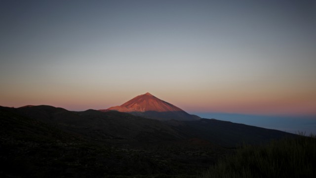 Vulkantourismus auf Teneriffa: Der vor etwa 170.000 Jahren entstandene Teide gehört noch immer zu den aktiven Vulkanen. Die Behörden der Kanaren wollen den vulkanischen Ursprung ihrer Heimat jetzt stärker ins Bewusstsein rücken.