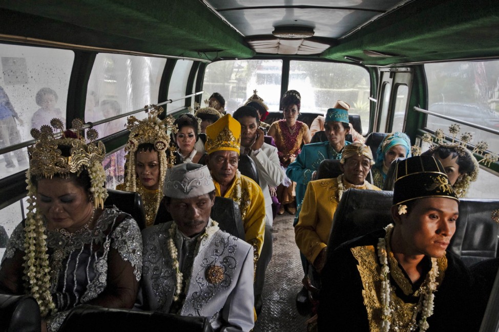 Couples Wed In Indonesia To Commemorate 12/12/12