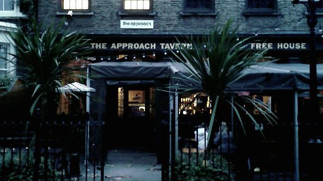 Little Britain: Die Approach Tavern liegt so weit im Osten Londons, dass sich noch niemals jemand aus Süden, Westen oder Norden der Stadt dorthin verirrt hat.