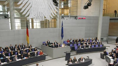 Später Freispruch im Bundestag: 64 Jahre nach dem Ende des Zweiten Weltkriegs werden die im Nationalsozialismus verurteilten angeblichen Kriegsverräter im Bundestag rehabilitiert.