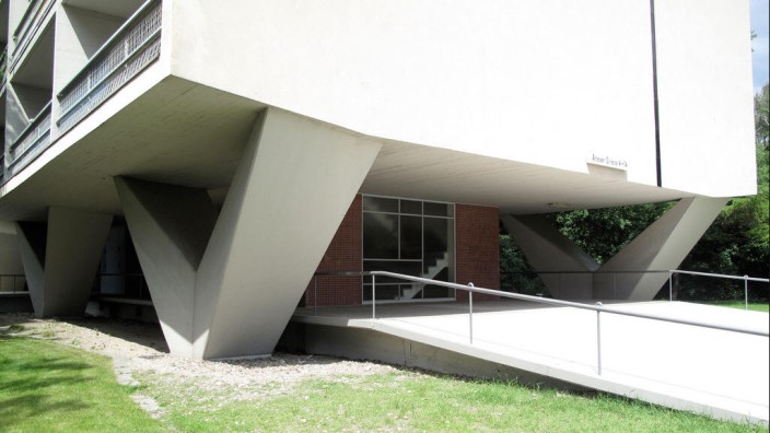 Einziges Niemeyer-Haus in Deutschland: Das "Niemeyer" in Berlin steht auf V-Stützen. Deswegen nennt man es auch "Spitzbein".