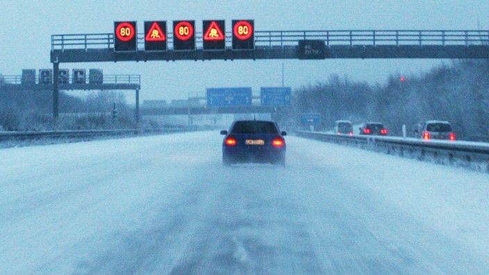 Schnee, Auto, Autobahn