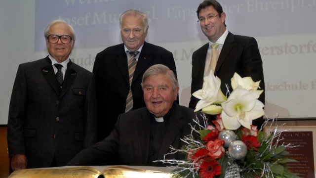 Erding: Werner Brombach, Manfred Becker und Josef Mundigl (vorne) freuen sich über die Auszeichnung, rechts Landrat Martin Bayerstorfer