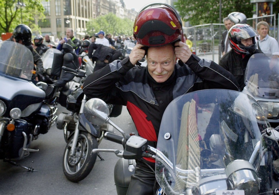 Peter Struck auf einem Motorrad, 2002