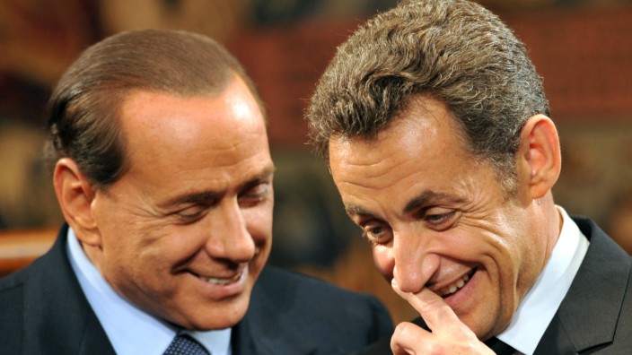 Mein Deutschland: Silvio Berlusconi (R) und Nicolas Sarkozy machen Scherze nach einer Pressekonferenz im Palazzo Chigi in Rom am 3. Juni 2008.
