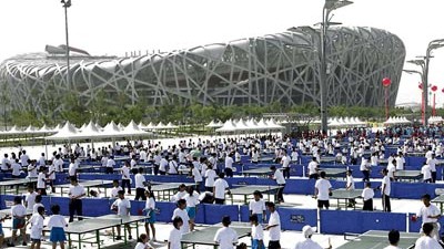 Peking: Das riesige Olympiastation von Peking, genannt "Vogelnest", ist verwaist. Allenfalls dient es noch als Kulisse - hier für ein öffentliches Tischtennisturnier.